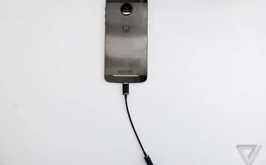 Lenovo Moto Z ruổng bỏ cổng 3.5mm, muốn dùng tai nghe cần phụ kiện
