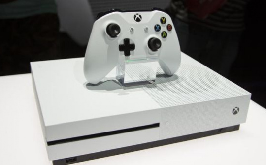 Xbox One S bản 2TB có giá 399 USD
