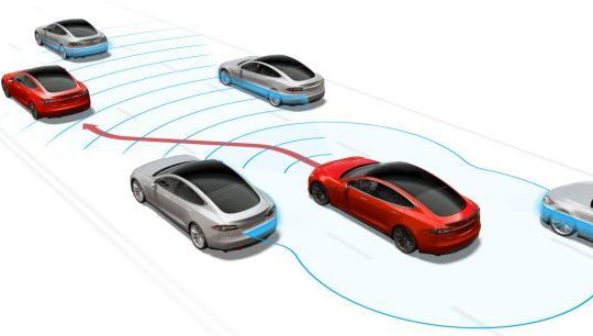 Nghi vấn Model S gặp tai nạn vì lái xe bận... xem phim