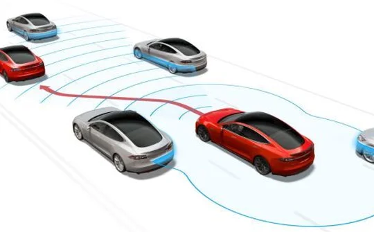 Nghi vấn Model S gặp tai nạn vì lái xe bận... xem phim