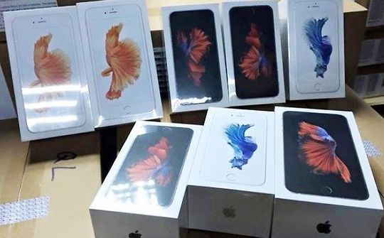 Giữ lô hàng gần 100 chiếc smartphone, tablet nhập lậu "đội lốt" quà biếu