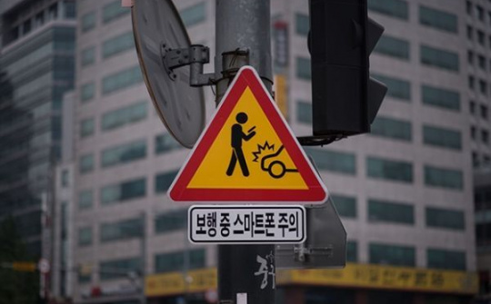 Hàn Quốc phát động "Hãy ngẩng đầu lên", nhắc nhở không dùng smartphone trên đường