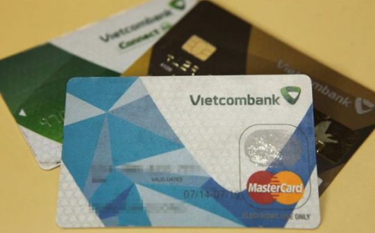 Khách hàng hoang mang vì tiền ở ngân hàng "bốc hơi" hàng loạt