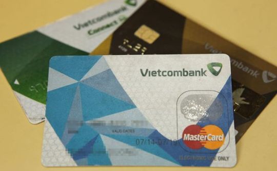 Khách hàng hoang mang vì tiền ở ngân hàng "bốc hơi" hàng loạt