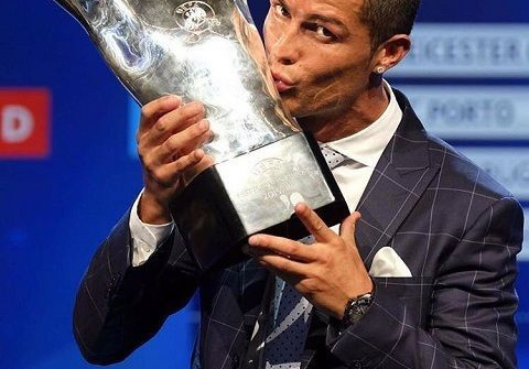 Dân mạng lại "khẩu chiến" quanh việc Ronaldo nhận giải "Cầu thủ xuất sắc nhất châu Âu"
