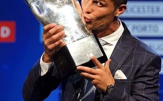 Dân mạng lại "khẩu chiến" quanh việc Ronaldo nhận giải "Cầu thủ xuất sắc nhất châu Âu"