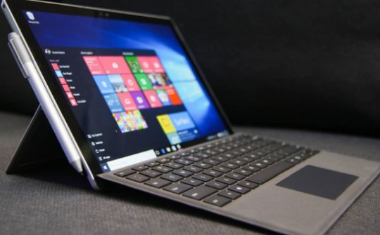 Microsoft lên tiếng tố Apple bán công nghệ cũ cho khách hàng