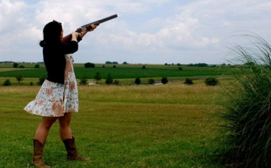 Cụ bà 65 tuổi bắn hạ drone