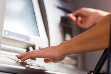 Anh: Cây ATM "cháy" máy trong dịp Giáng Sinh