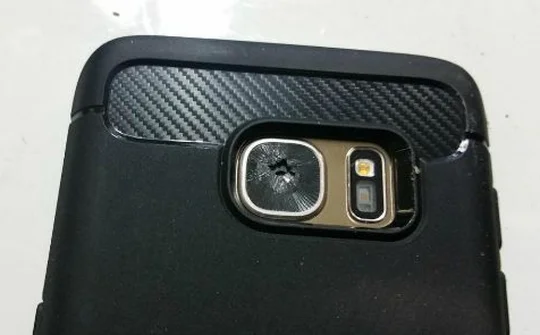 Kính camera sau của Galaxy S7 rất dễ vỡ và khó thay thế