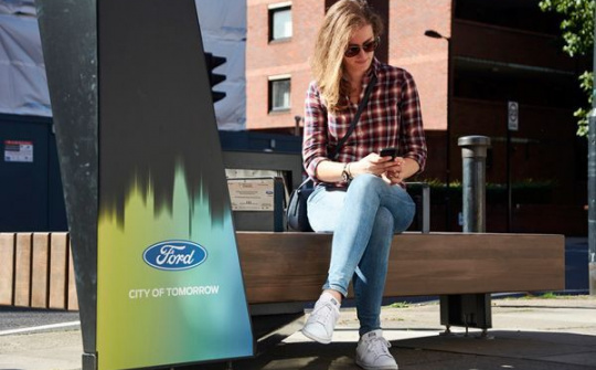 London (Anh) đặt ghế thông minh cung cấp wifi và sạc di động miễn phí cho người dùng