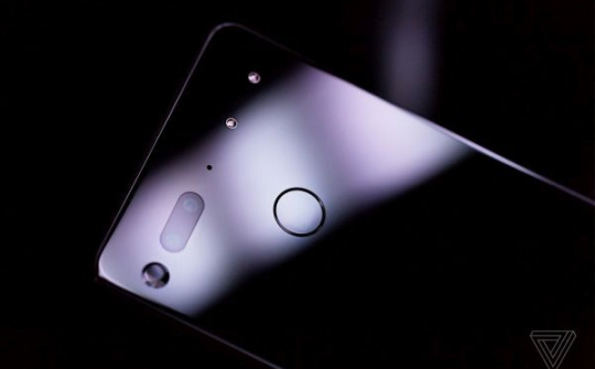 Essential Phone giảm giá 200 USD, xuống mức giá 499 USD