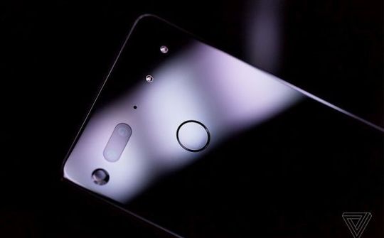 Essential Phone giảm giá 200 USD, xuống mức giá 499 USD