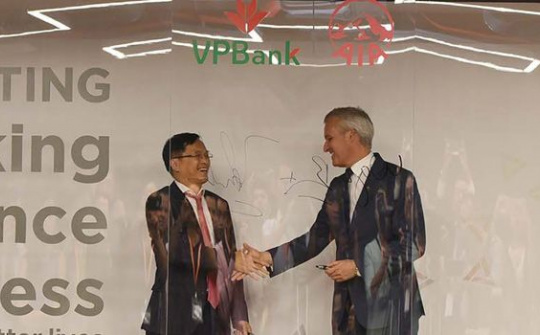 AIA và VPBank hợp tác phân phối bảo hiểm độc quyền 15 năm