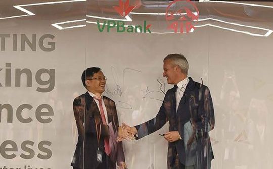 AIA và VPBank hợp tác phân phối bảo hiểm độc quyền 15 năm
