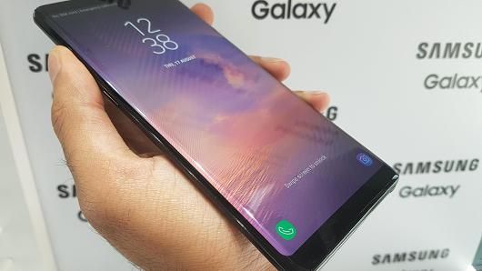 Galaxy Note 8 bị tố "hở sáng" ở viền màn hình