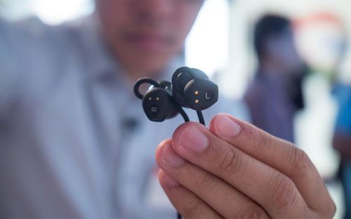 Tai nghe Pixel Buds của Google có thể dịch 40 thứ tiếng, giá 159 USD