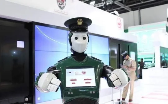 Chính quyền Dubai tuyển dụng 5 robot trở thành nhân viên chính thức