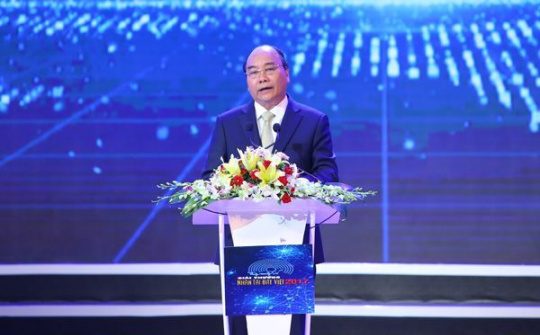 Thủ tướng kêu gọi "học tập và sáng tạo không ngừng" tại lễ trao NTĐV 2017