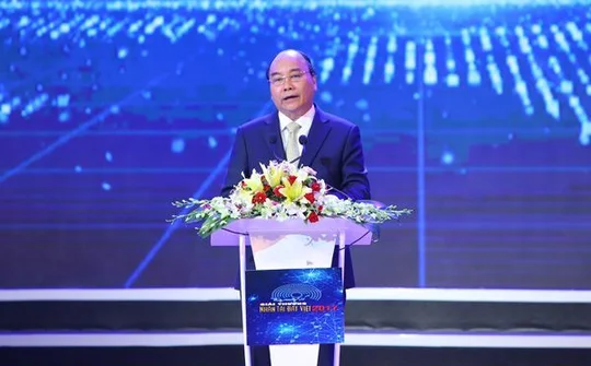 Thủ tướng kêu gọi "học tập và sáng tạo không ngừng" tại lễ trao NTĐV 2017