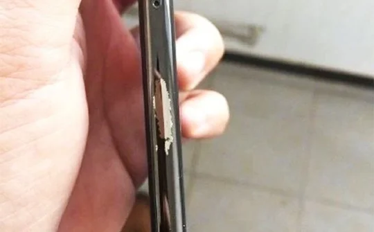Apple tiết kiệm chi phí gia công khiến iPhone X dễ bị bong sơn