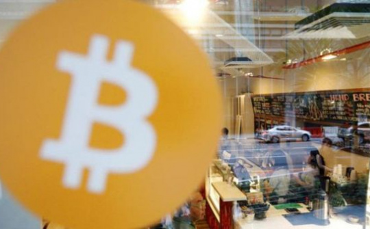 Bitcoin "hồi" giá 15%, giao dịch bị nghẽn do khối lượng lớn