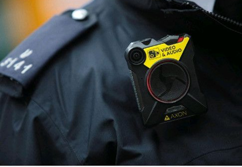 Anh: Trường học gắn camera trên áo để giám sát học sinh