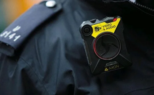 Anh: Trường học gắn camera trên áo để giám sát học sinh