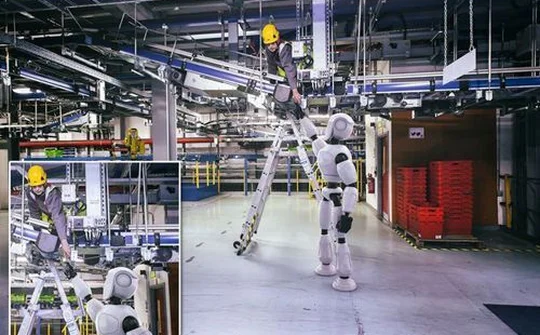 Anh: Robot phục vụ đóng gói hàng hóa trong siêu thị