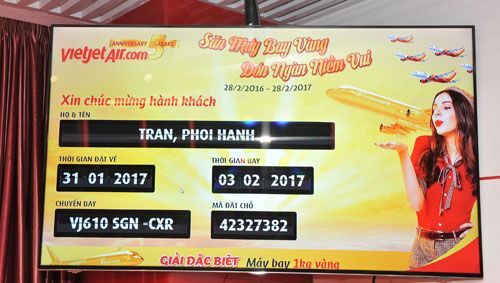 Bay Vietjet, hành khách Trần Phối Hạnh nhận giải thưởng máy bay 1 ký vàng
