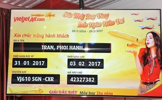 Bay Vietjet, hành khách Trần Phối Hạnh nhận giải thưởng máy bay 1 ký vàng