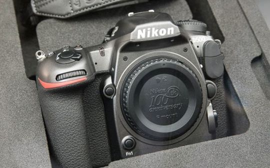 Nikon chuẩn bị ra mắt bộ đôi DSLR D5 và D500 limited kỷ niệm 100 năm thành lập