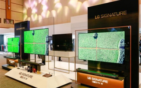 Signature OLED W7: TV OLED uốn dẻo có thể dính tường