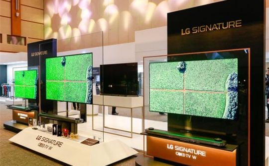 Signature OLED W7: TV OLED uốn dẻo có thể dính tường