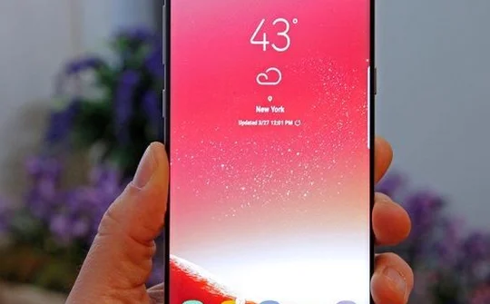 Màn hình Galaxy S8 có hiện tượng ngả sang màu đỏ một cách bất thường