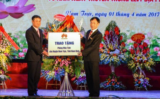 Huawei Việt Nam trao tặng phòng máy tính cho huyện Nam Trực