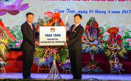 Huawei Việt Nam trao tặng phòng máy tính cho huyện Nam Trực