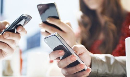 Con người tiêu tốn thời gian cho smartphone ngày càng nhiều