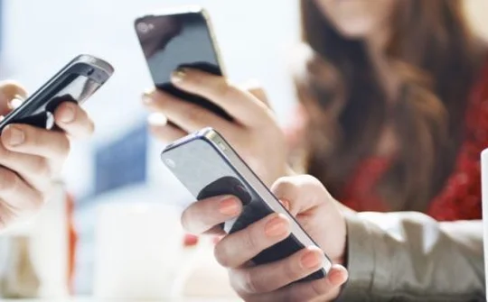 Con người tiêu tốn thời gian cho smartphone ngày càng nhiều
