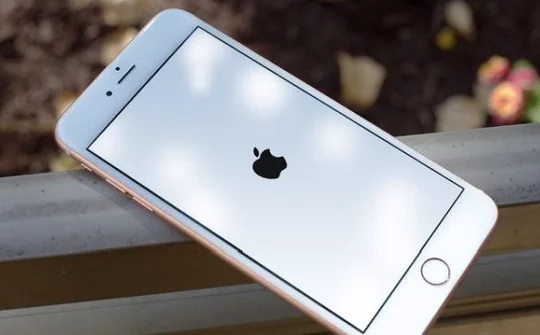 [Thủ thuật] Tự khắc phục tình trạng iPhone bị treo "táo"