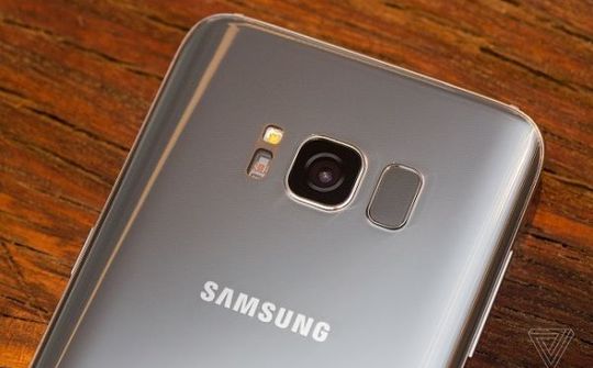Dùng vân tay có trên Galaxy S8 để mở khóa máy tính Windows 10