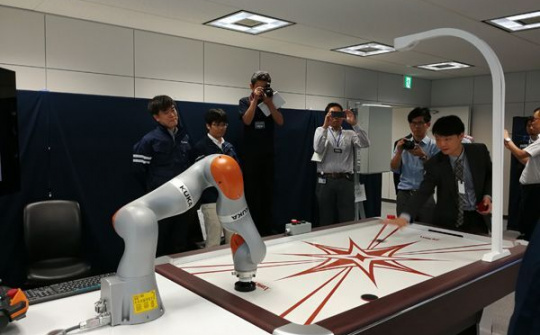Tay robot "đấu" khúc côn cầu ngang ngửa người chơi nhờ công nghệ 5G