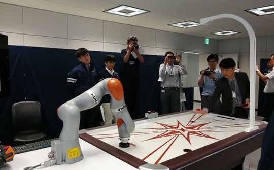 Tay robot "đấu" khúc côn cầu ngang ngửa người chơi nhờ công nghệ 5G