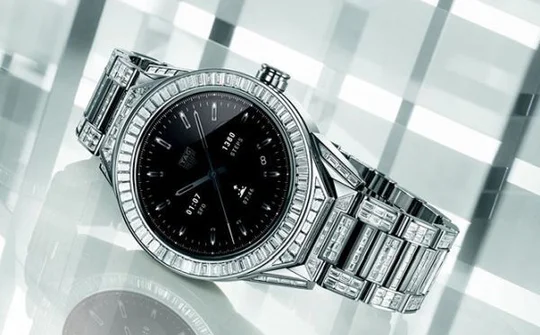 Tag Heuer ra mắt smartwatch phủ kim cương, giá 17.000 USD