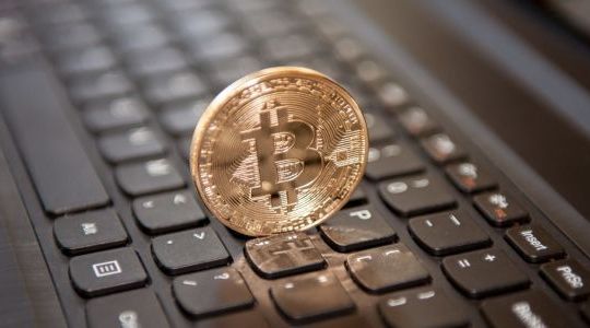 Facebook bắt đầu cấm tất cả quảng cáo tiền ảo và ICO