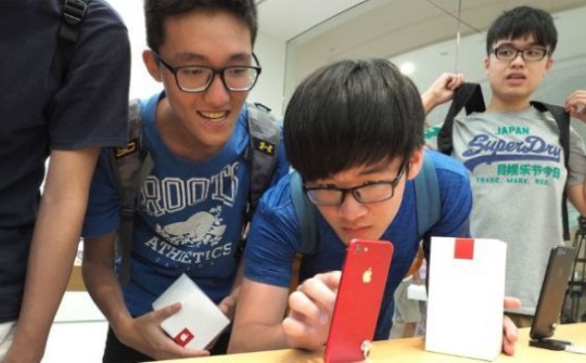 Apple bị yêu cầu hạn chế trẻ em dùng iPhone