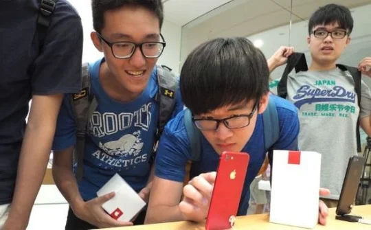 Apple bị yêu cầu hạn chế trẻ em dùng iPhone