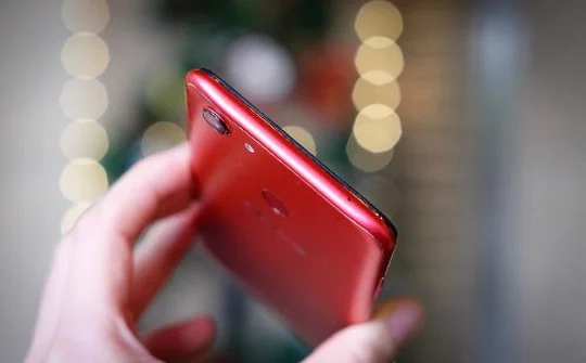Oppo F5 RAM 4GB có thêm bản màu đỏ, 6,99 triệu đồng