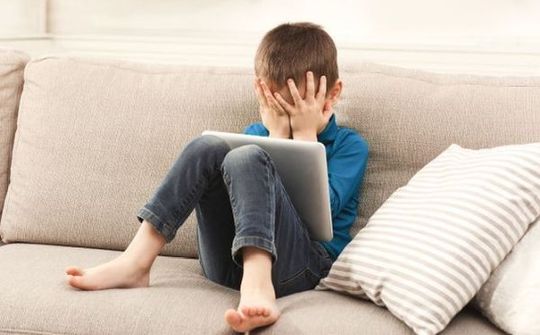Trẻ em nhìn màn hình nhiều sẽ nhận thức kém?