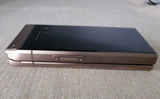 Lộ diện smartphone nắp gập Samsung W2019 thế hệ mới